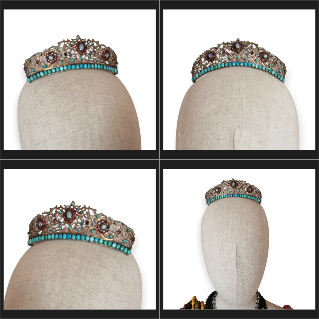 Tiara victoriana austrohúngara en plata dorada con turquesas, granates y piedra de luna, romántico tardío, ca. 1880–1900