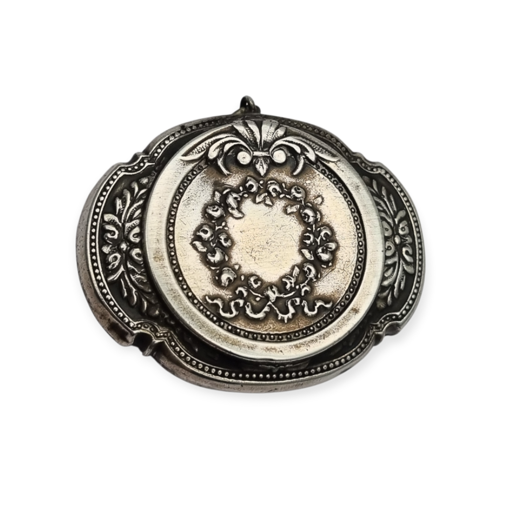 Antigua Polvera para chatelaine Modernista de plata con espejo interior, diseño floral, circa 1920.