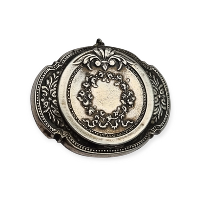 Antigua Polvera para chatelaine Modernista de plata con espejo interior, diseño floral, circa 1920.