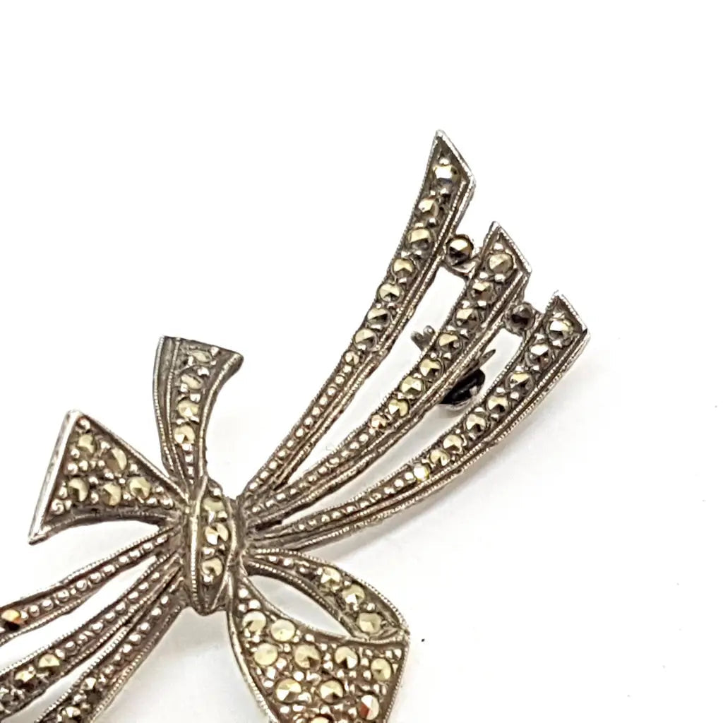 Lazo de plata Broche con marquesitas. Estilo modernista. SXX. Joyería