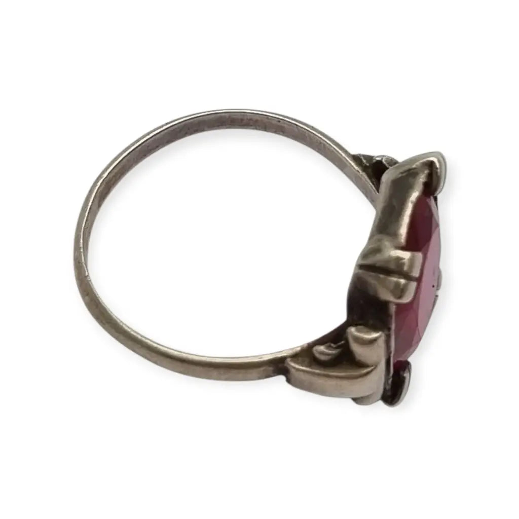 Anillo Art deco antiguo de plata con cristal color rubí para mujer circa 1930.