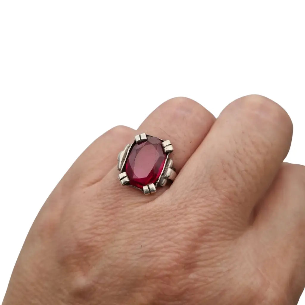 Anillo Art deco antiguo de plata con cristal color rubí para mujer circa 1930.