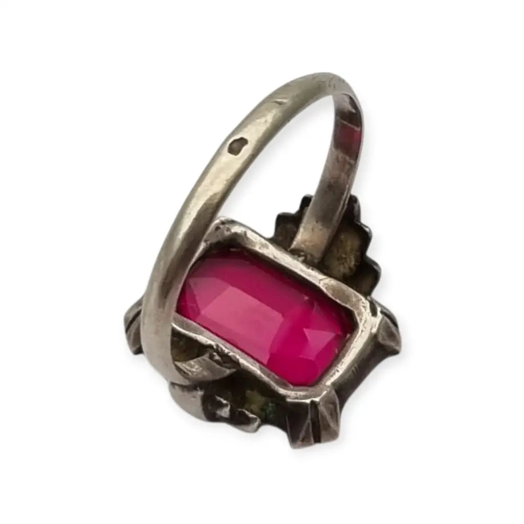 Anillo Art deco antiguo de plata con cristal color rubí para mujer circa 1930.