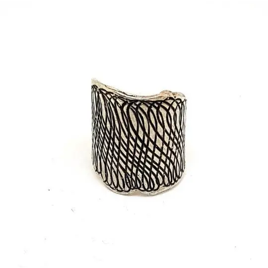 Anillo brutalista de plata ancho ajustable 1990 Joyería antigua y vintage.