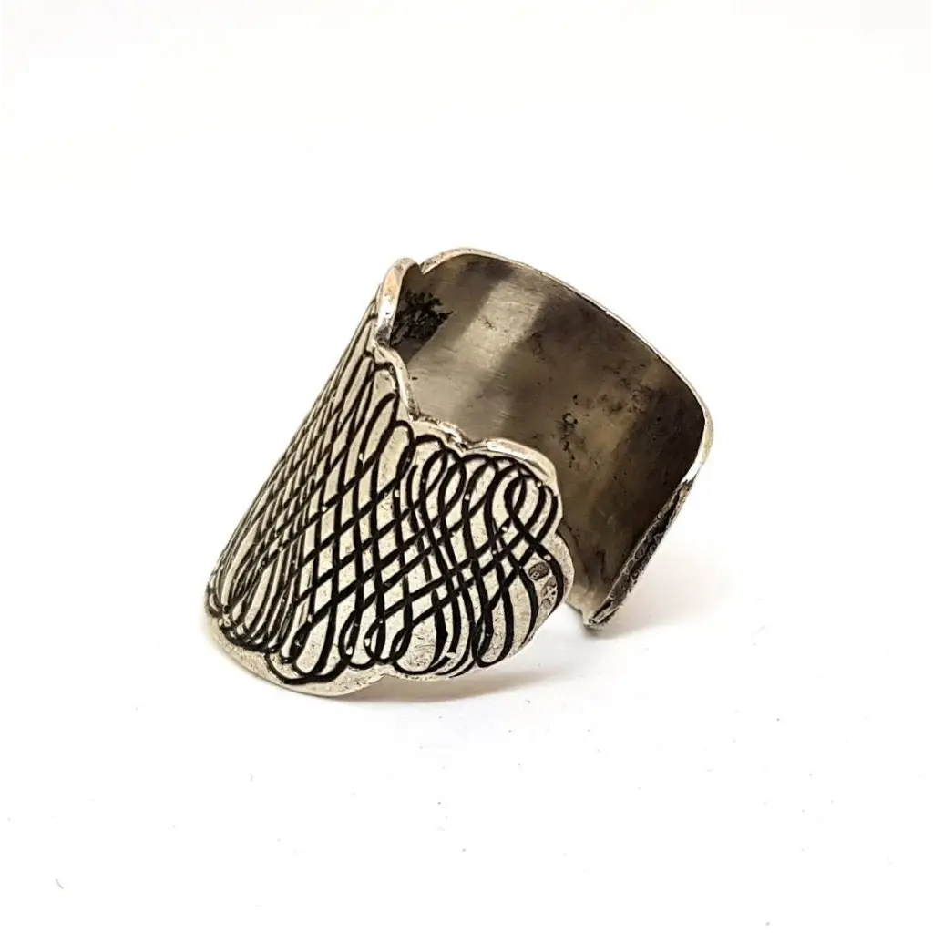 Anillo brutalista de plata ancho ajustable 1990 Joyería antigua y vintage.
