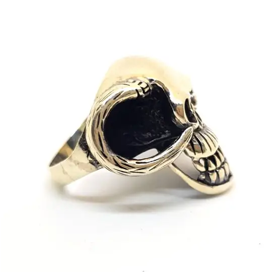 Anillo calavera plata hombre con cuerno joyería antigua y vintage.