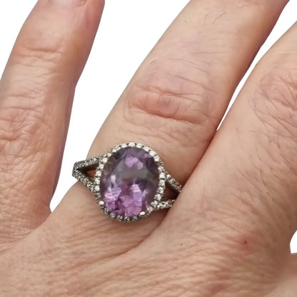 Anillo cóctel de plata 925 con amatista ovalada y halo circonitas diseño