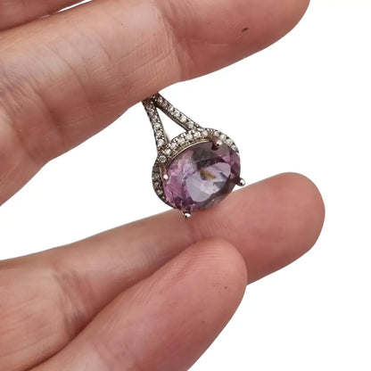 Anillo cóctel de plata 925 con amatista ovalada y halo circonitas diseño