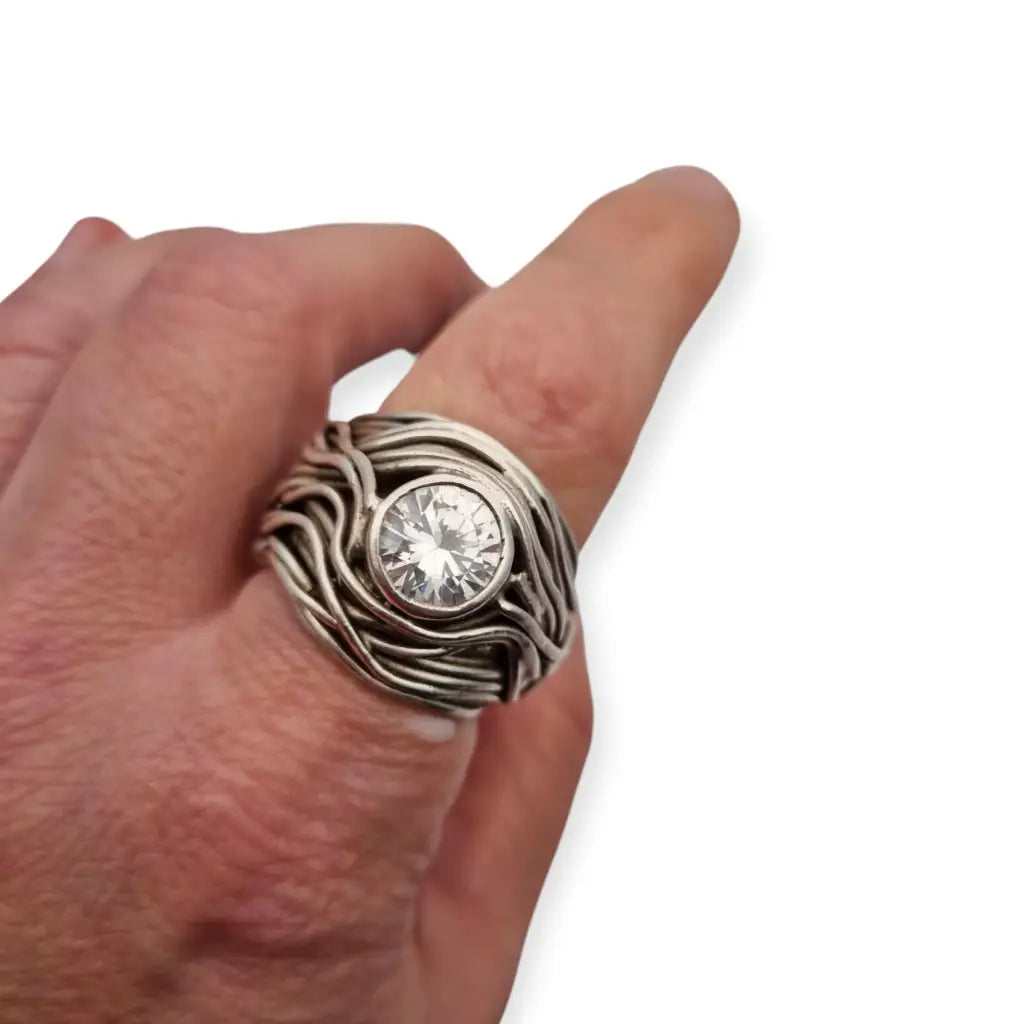 Anillo escultural brutalista en plata con circonita 90s diseño orgánico