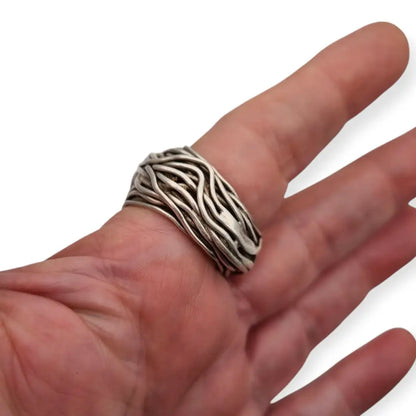 Anillo escultural brutalista en plata con circonita 90s diseño orgánico