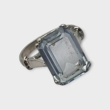 Anillo estilo Art Déco en metal plateado con gran piedra tipo aguamarina