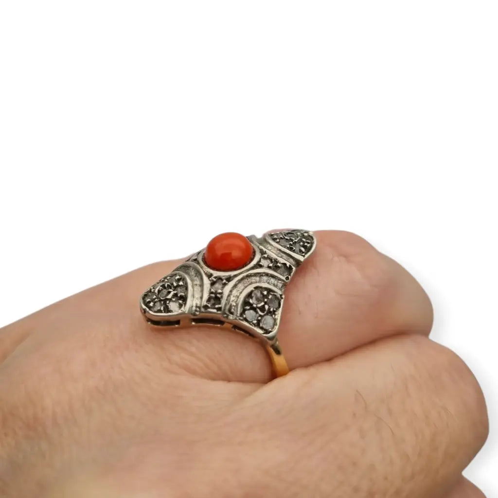 Anillo lanzadera de coral rojo y diamantes en oro 9k plata joyería art deco
