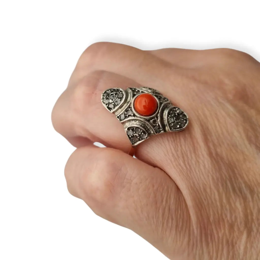 Anillo lanzadera de coral rojo y diamantes en oro 9k plata joyería art deco