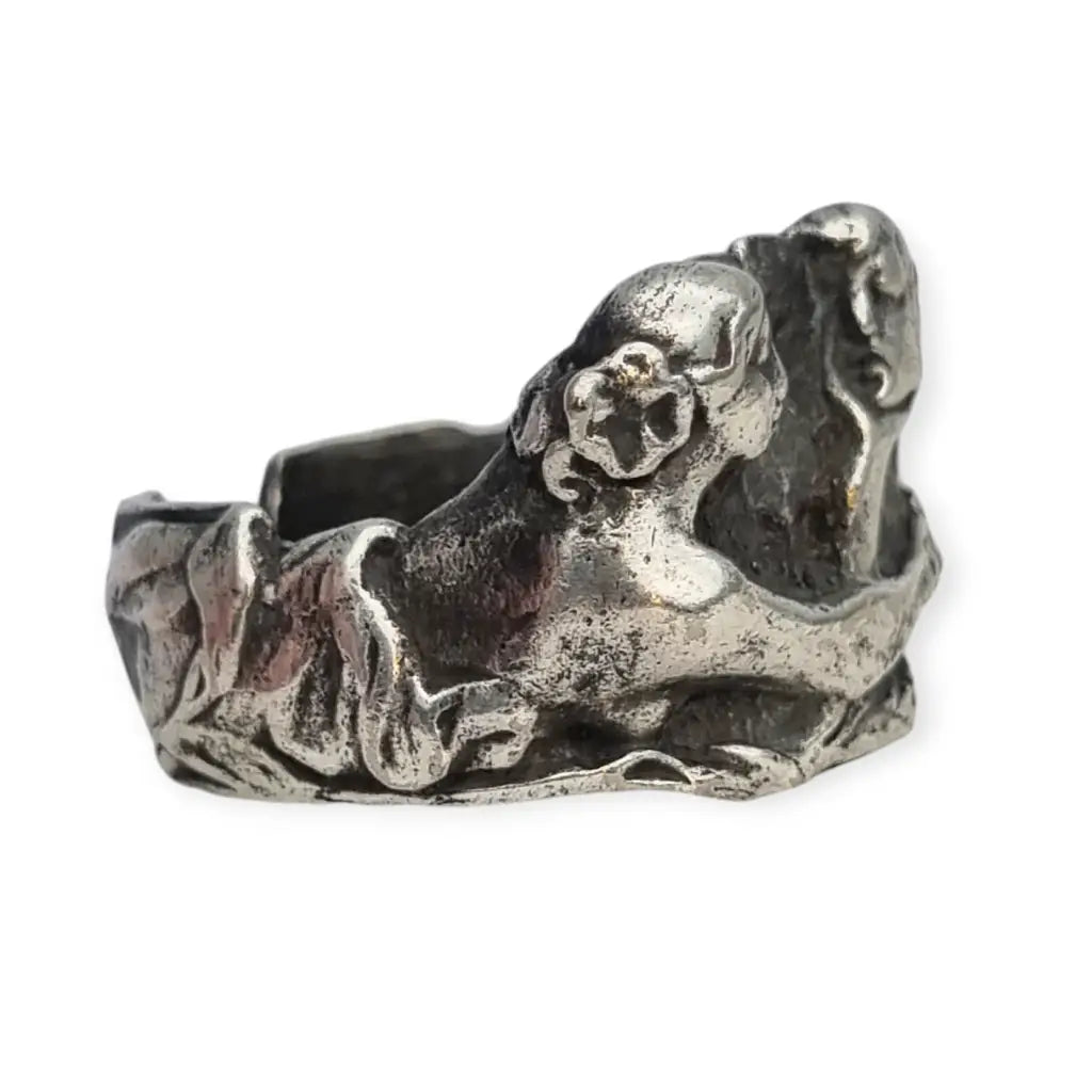 Anillo modernista de plata inspirado en Ismael Smith figuras andróginas.