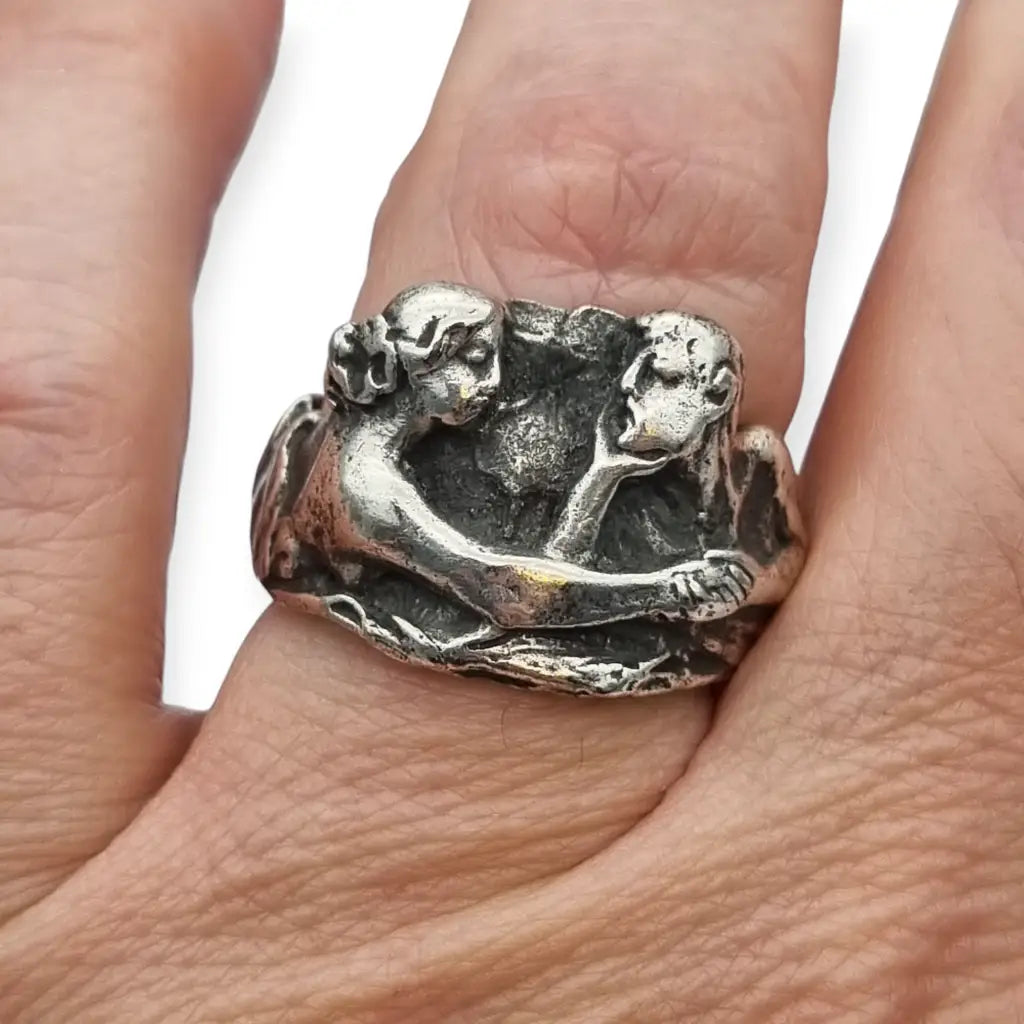 Anillo modernista de plata inspirado en Ismael Smith figuras andróginas.