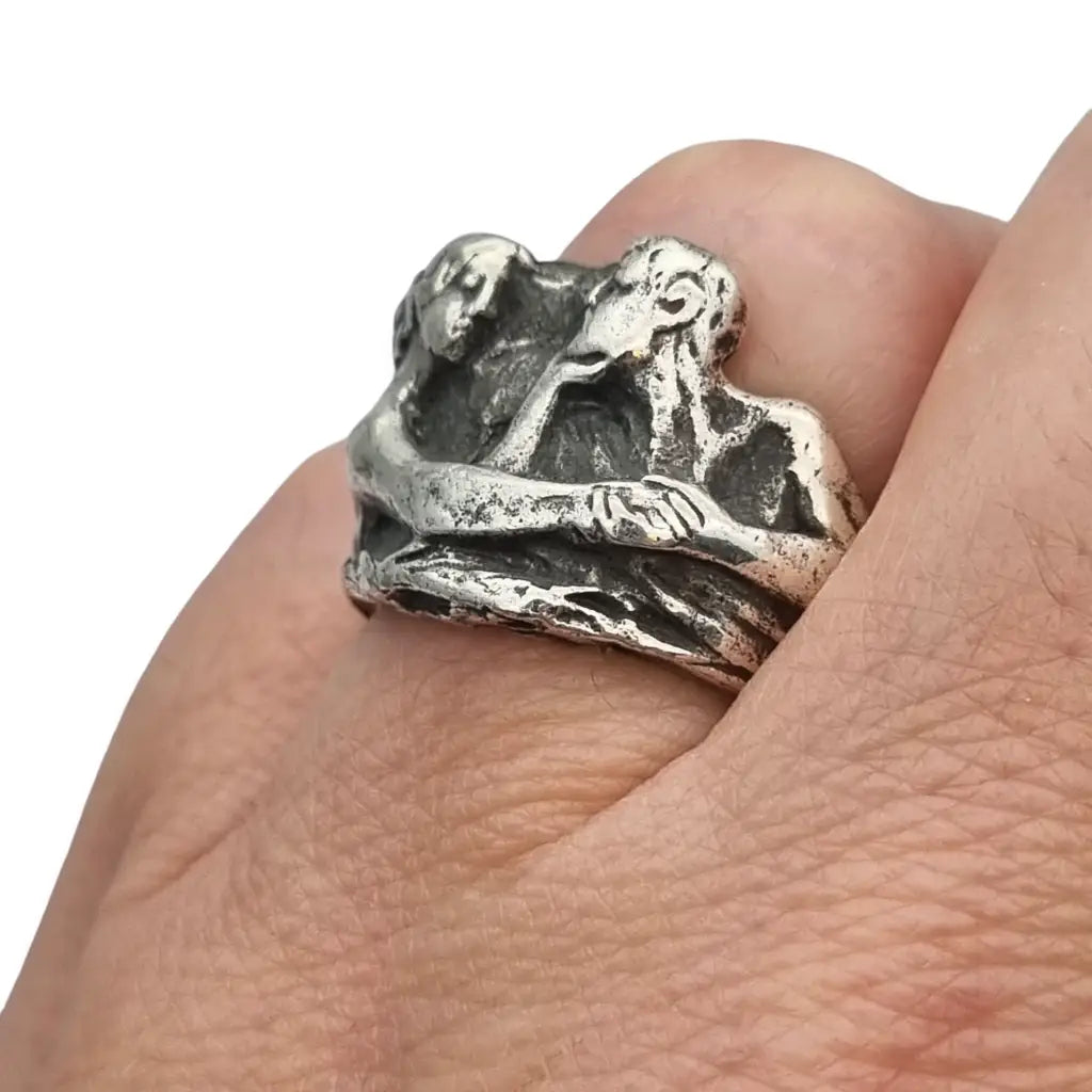 Anillo modernista de plata inspirado en Ismael Smith figuras andróginas.