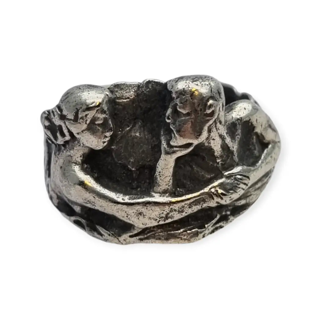 Anillo modernista de plata inspirado en Ismael Smith figuras andróginas.