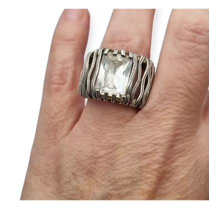 Anillo plata 925 de diseño Magnolia estilo rejilla con piedra rectangular.