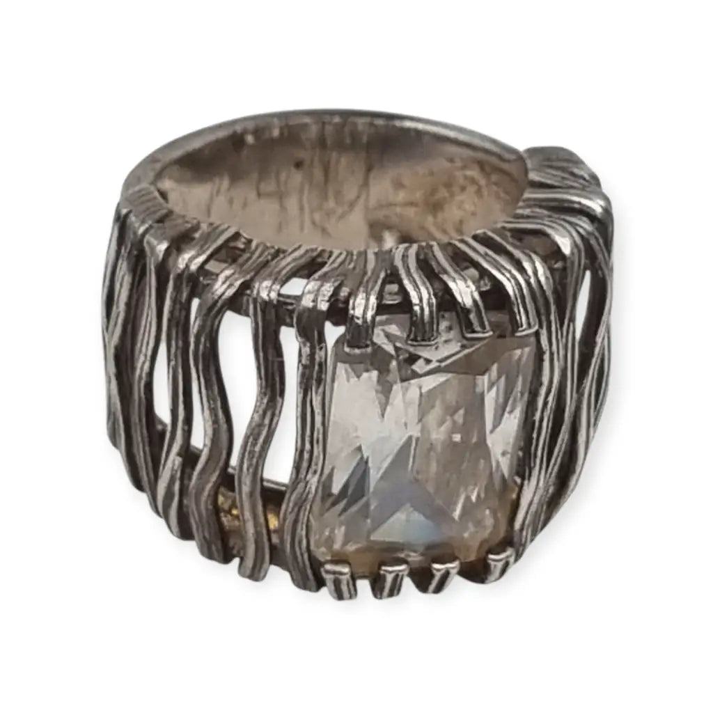 Anillo plata 925 de diseño Magnolia estilo rejilla con piedra rectangular.