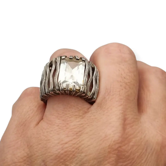 Anillo plata 925 de diseño Magnolia estilo rejilla con piedra rectangular.