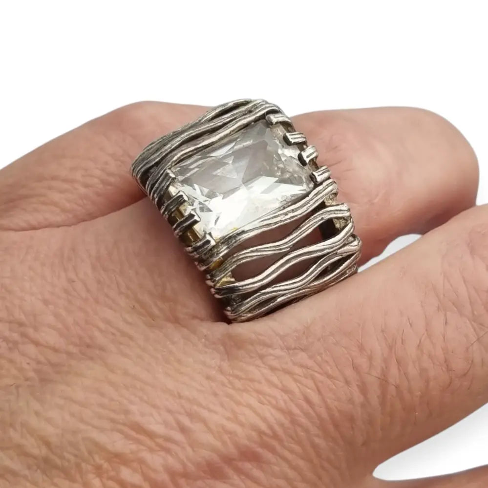 Anillo plata 925 de diseño Magnolia estilo rejilla con piedra rectangular.