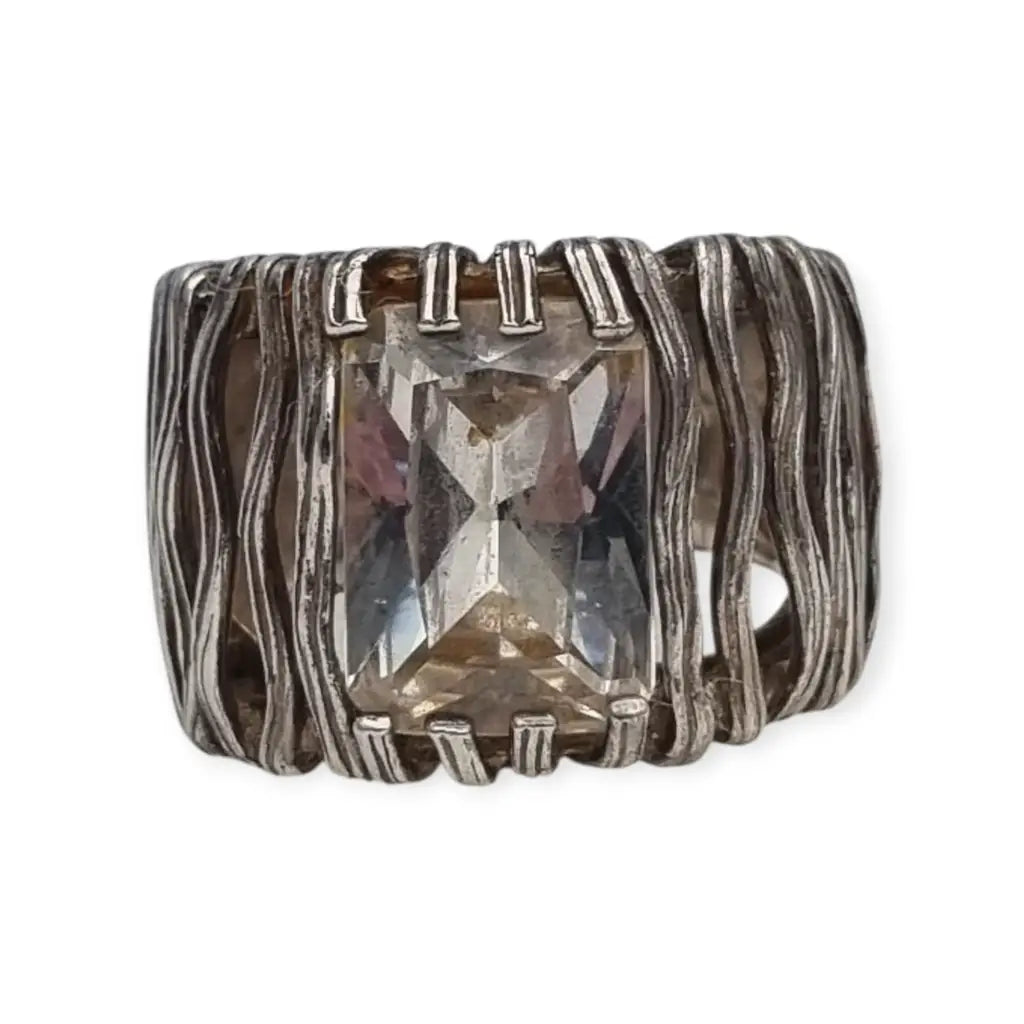 Anillo plata 925 de diseño Magnolia estilo rejilla con piedra rectangular.