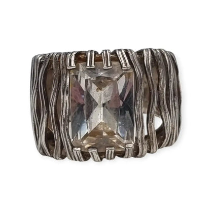 Anillo plata 925 de diseño Magnolia estilo rejilla con piedra rectangular.