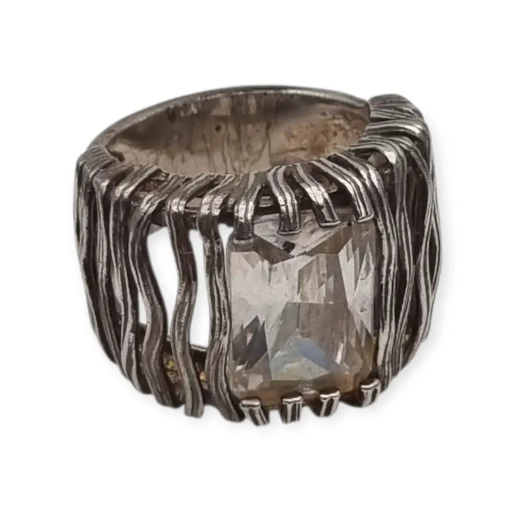 Anillo plata 925 de diseño Magnolia estilo rejilla con piedra rectangular.