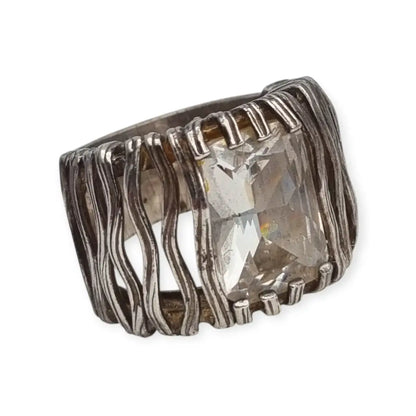 Anillo plata 925 de diseño Magnolia estilo rejilla con piedra rectangular.