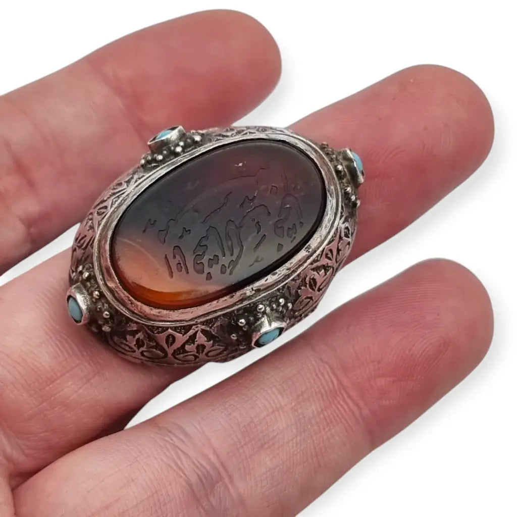 Anillo de plata con caligrafía étnica en cornalina joyería árabe oriental.