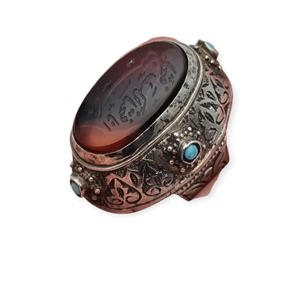 Anillo de plata con caligrafía étnica en cornalina joyería árabe oriental.