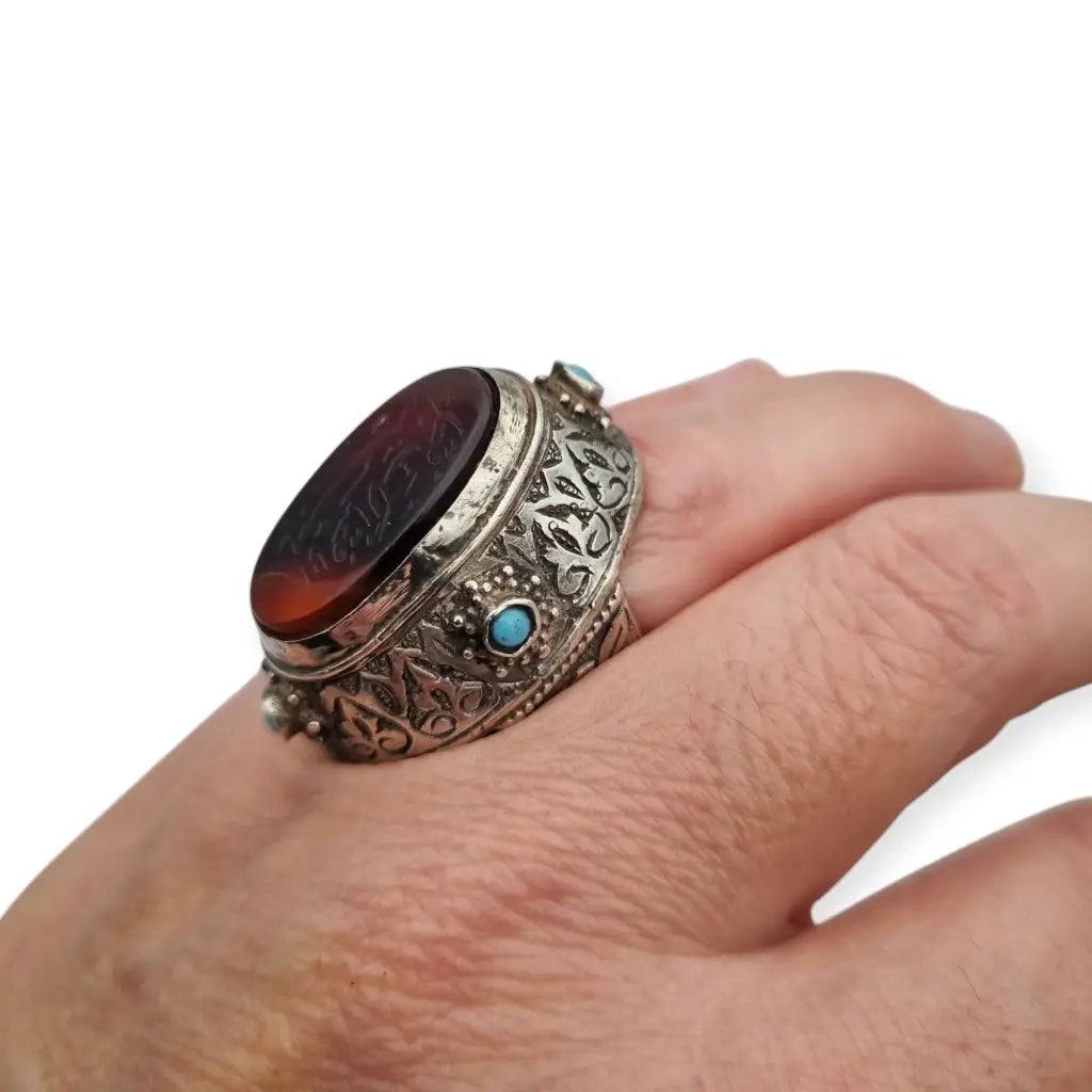 Anillo de plata con caligrafía étnica en cornalina joyería árabe oriental.