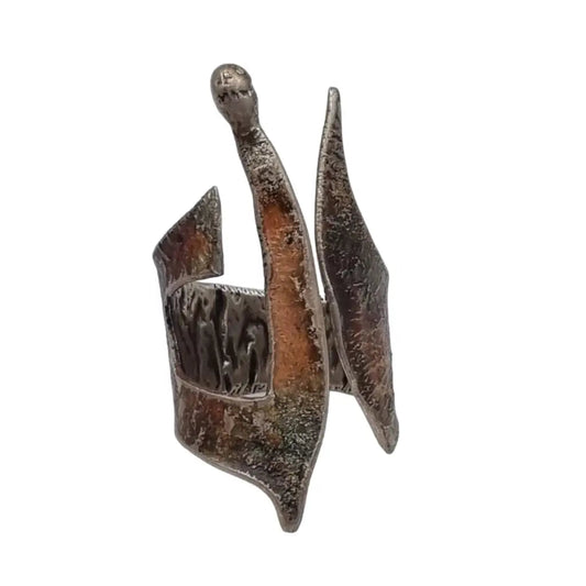 Anillo de plata diseño brutalista y acabado escultura marrón. LaBizarreSusu