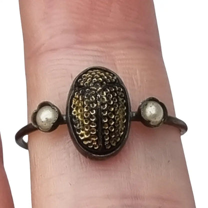 Anillo de plata y perla con escarabajo estilo neoegipcio antiguo circa 1920.