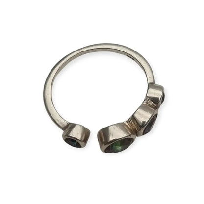 Anillo de plata vintage con topacios místicos en corte circular circa 1990.