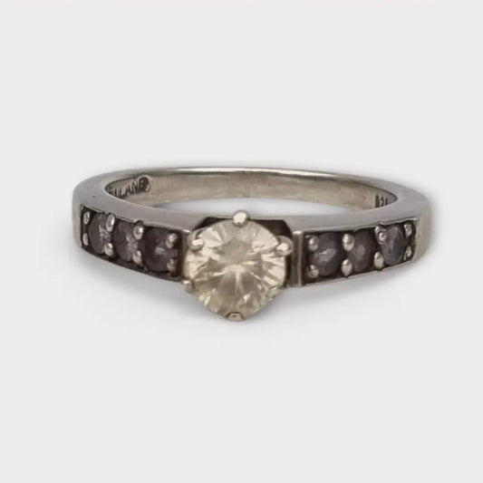 Anillo solitario de plata ley 925 con una piedra central circonita