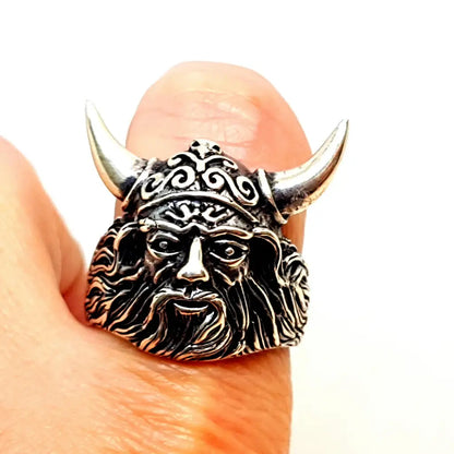 Anillo vikingo de plata. El anillo Thor. runas vikingas. Casco