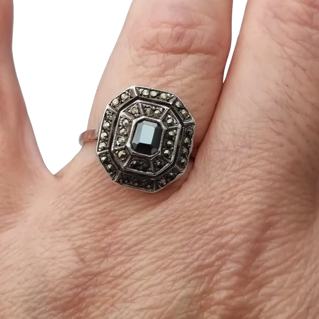 Anillo vintage estilo art decó de plata con marcasitas y hematita negra diseño
