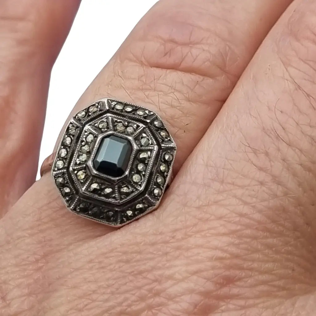 Anillo vintage estilo art decó de plata con marcasitas y hematita negra diseño