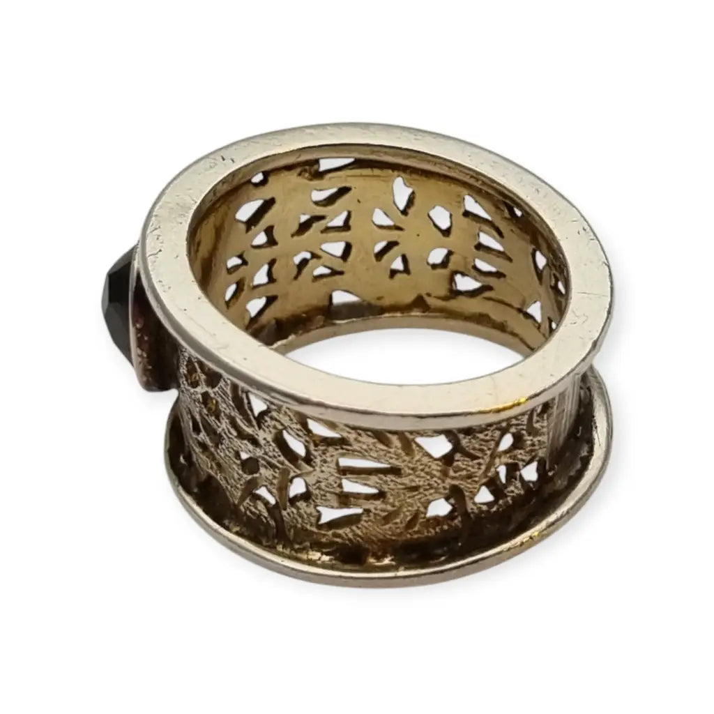 Anillo vintage con un granate de inspiración oriental en plata calada años 80.