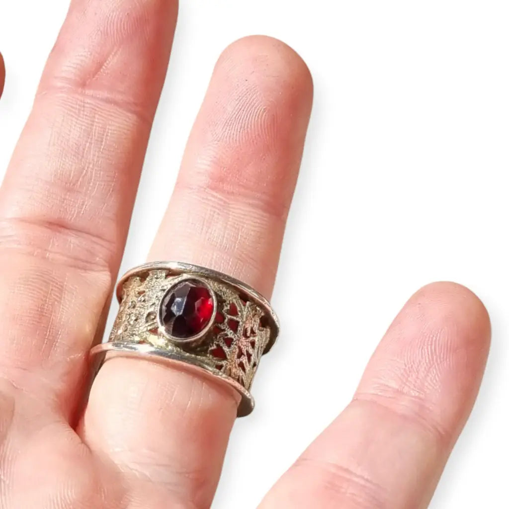 Anillo vintage con un granate de inspiración oriental en plata calada años 80.