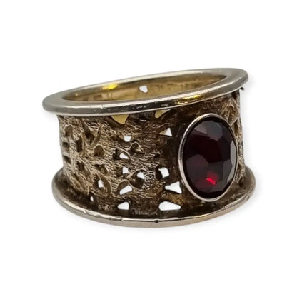 Anillo vintage con un granate de inspiración oriental en plata calada años 80.