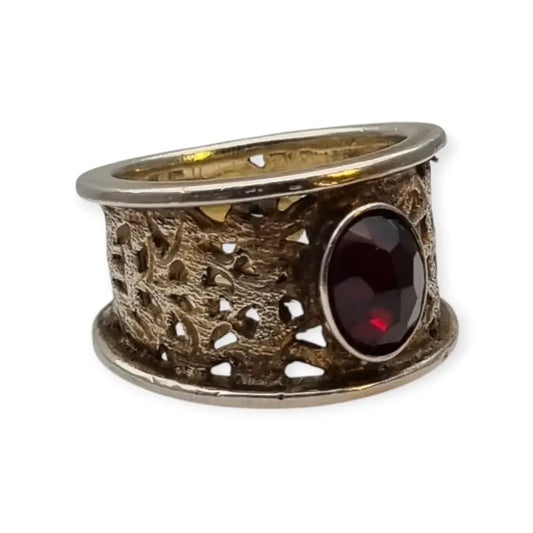 Anillo vintage con un granate de inspiración oriental en plata calada años 80.