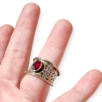 Anillo vintage con un granate de inspiración oriental en plata calada años 80.