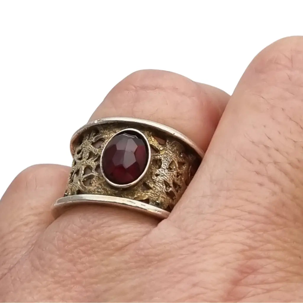 Anillo vintage con un granate de inspiración oriental en plata calada años 80.
