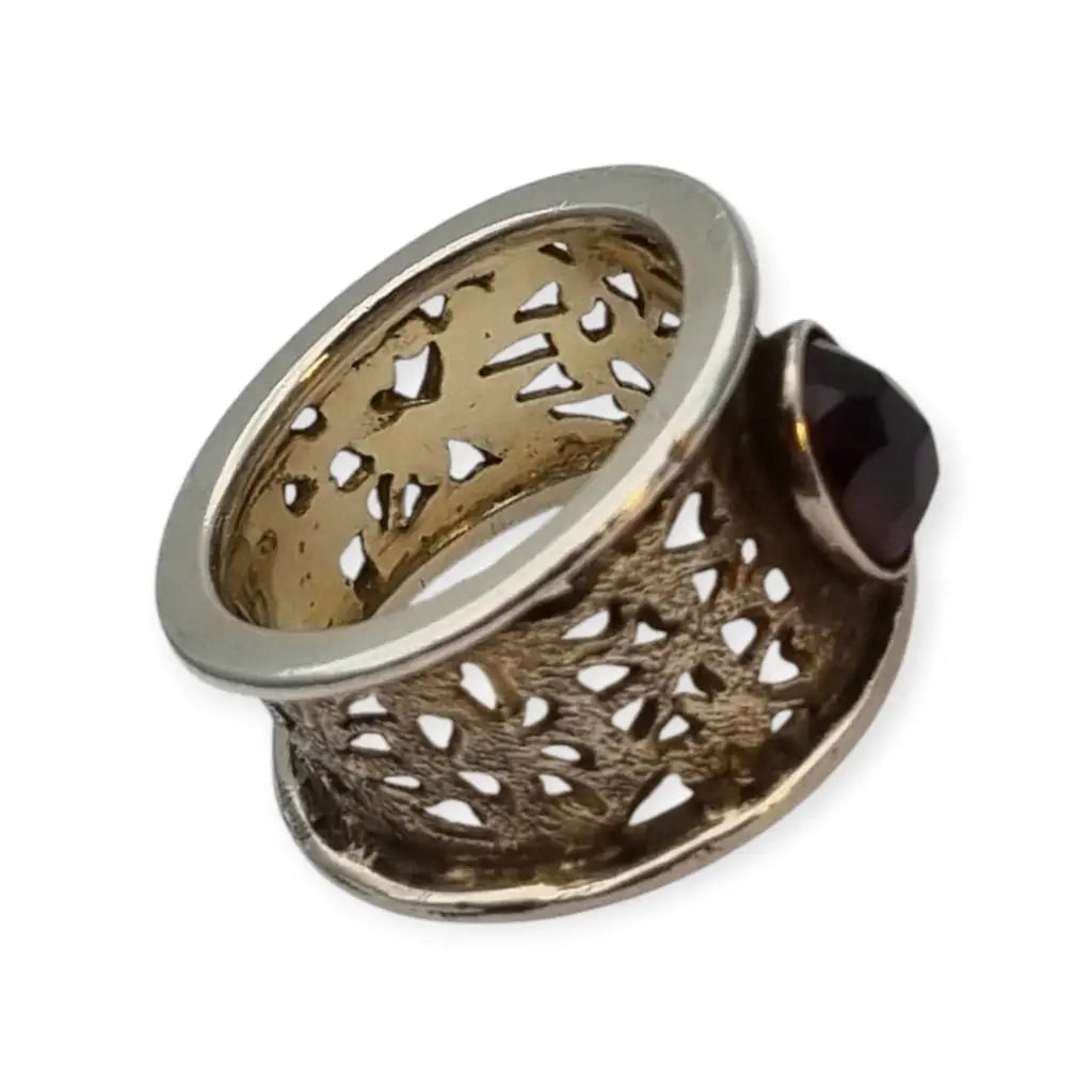 Anillo vintage con un granate de inspiración oriental en plata calada años 80.
