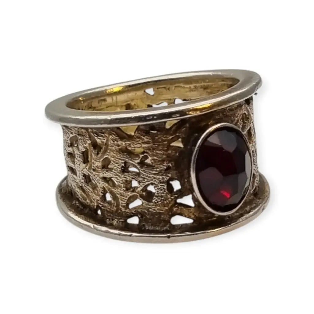 Anillo vintage con un granate de inspiración oriental en plata calada años 80.