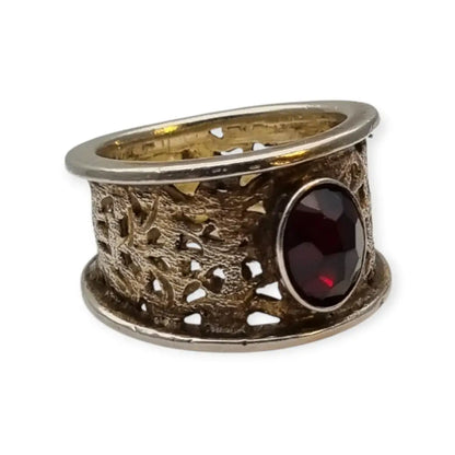 Anillo vintage con un granate de inspiración oriental en plata calada años 80.