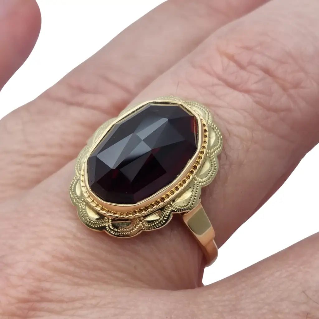 Anillo de granate rojo y oro. oro 14 kt granates. Circa 1950