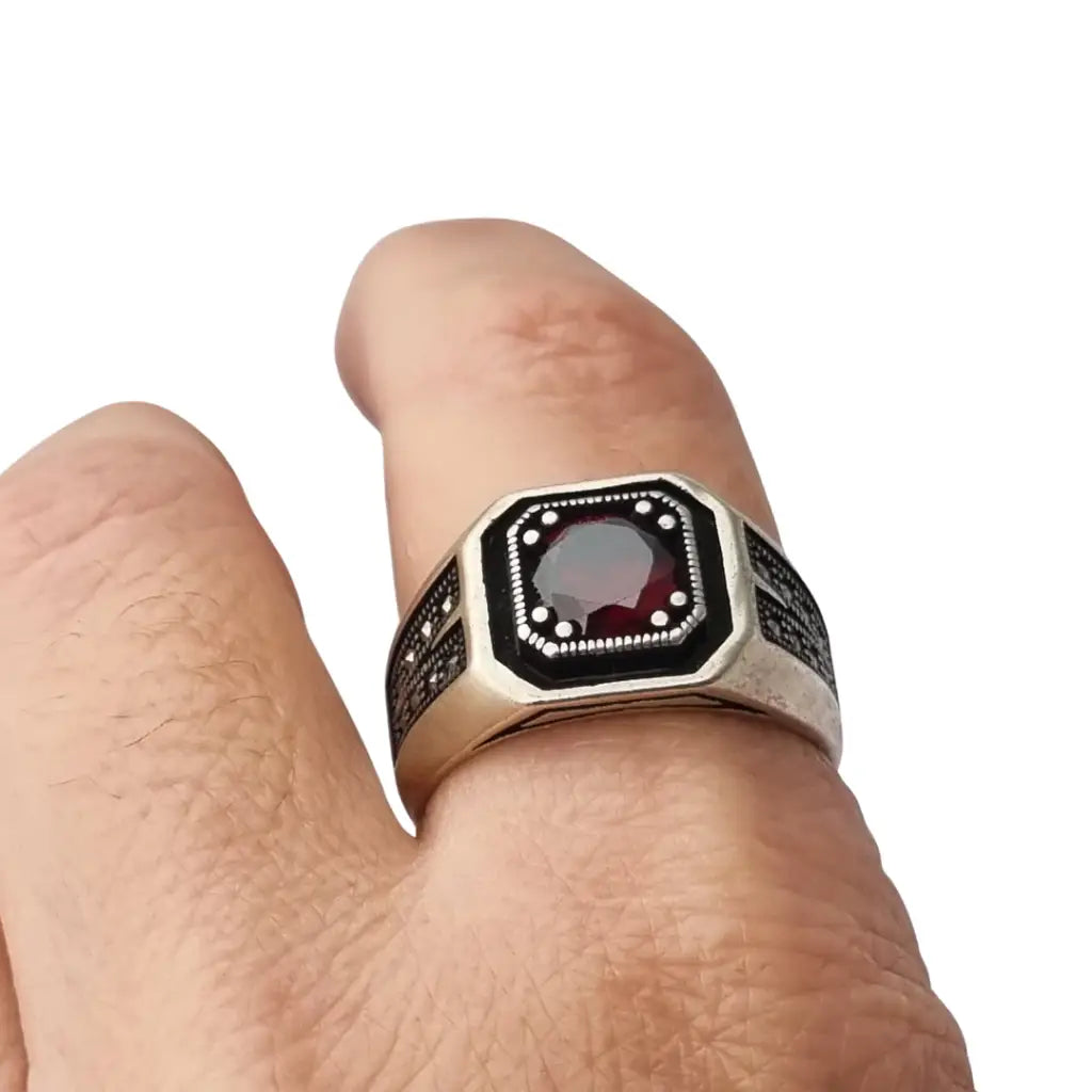 Anillo vintage de plata 925 con granate y grabado geométrico estilo masculino